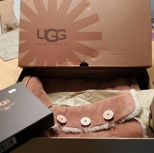 UGG Bailey Button Triplet & Cleaning Kit